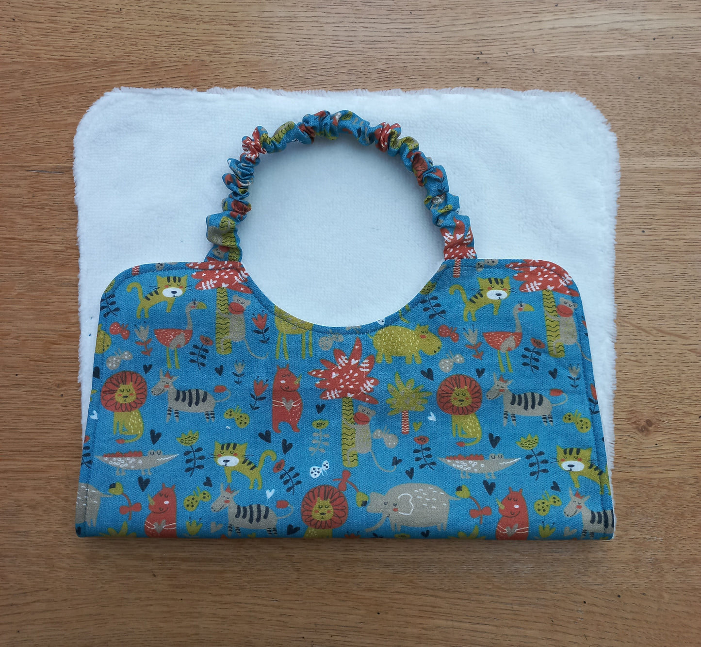 Bavoir à élastique