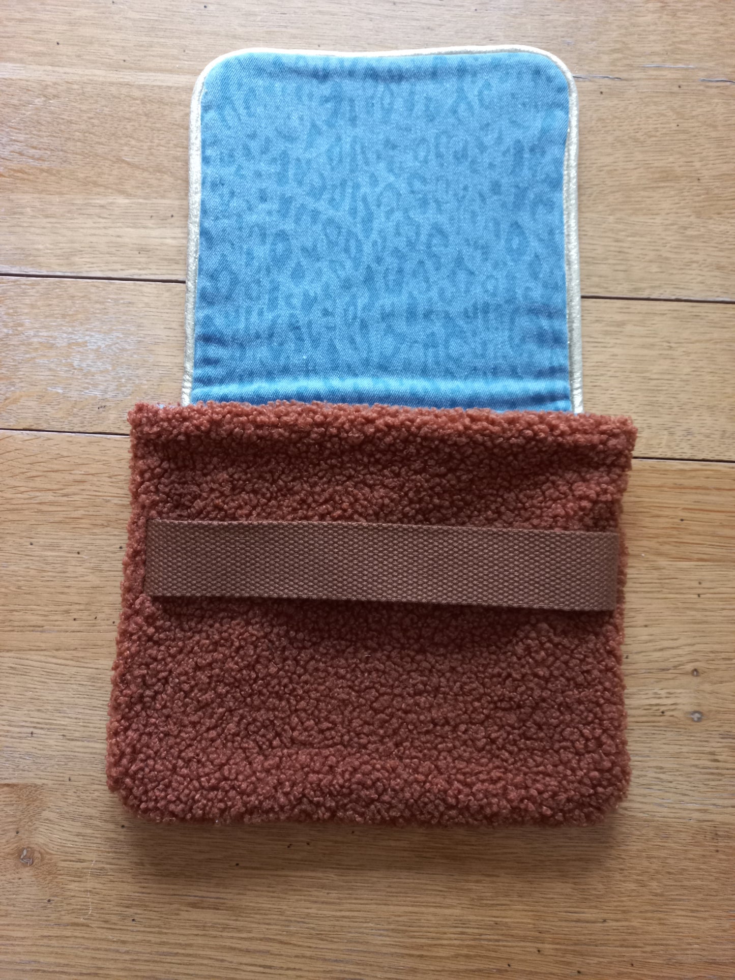 Pochette plate sherpa et jean léopard