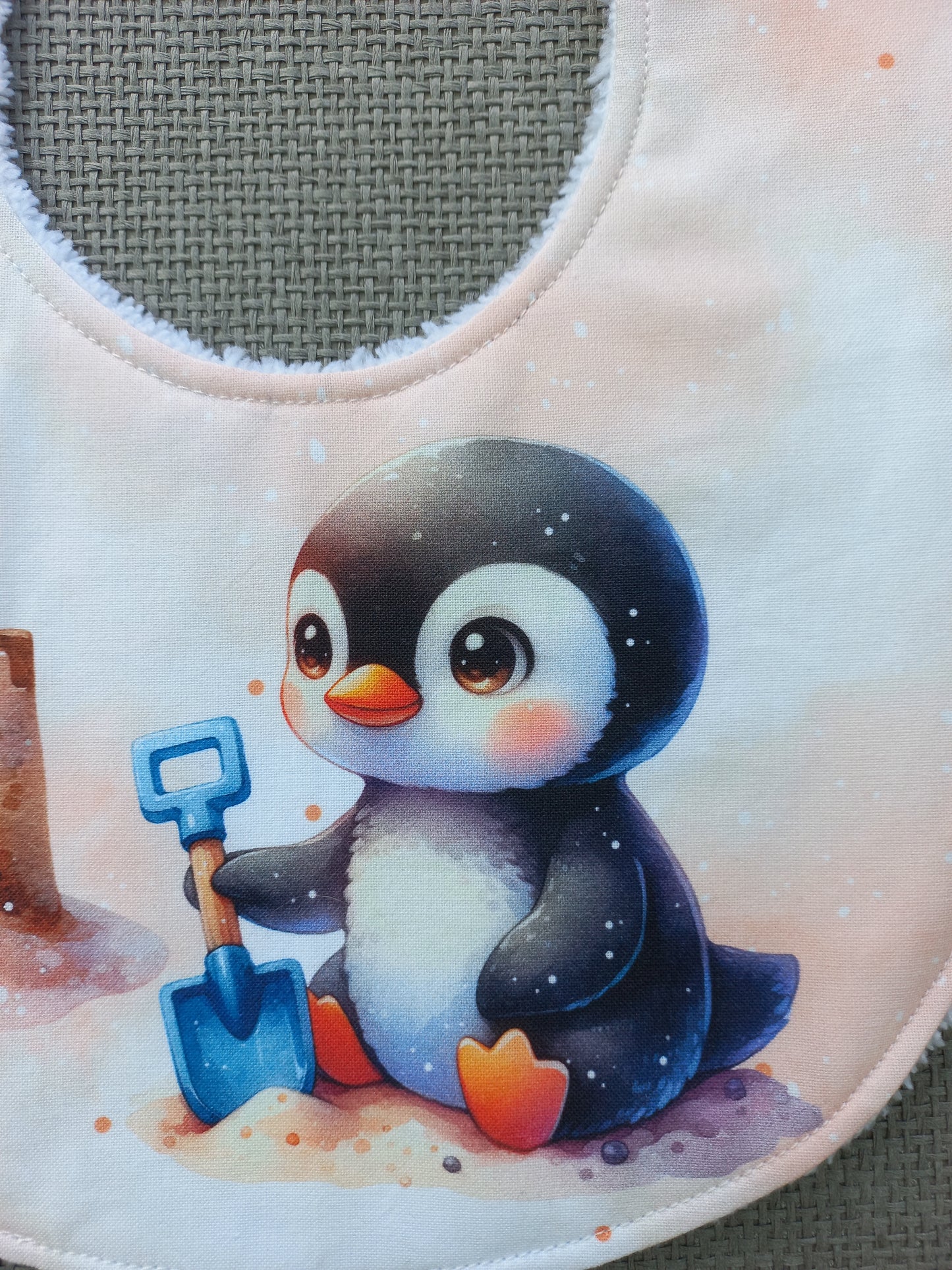 Bavoir bébé pingouin à la plage