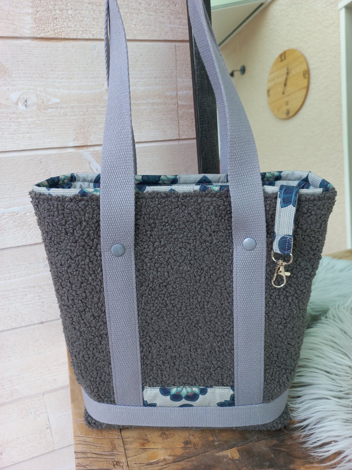 Sac sherpa gris et tissu imprimé