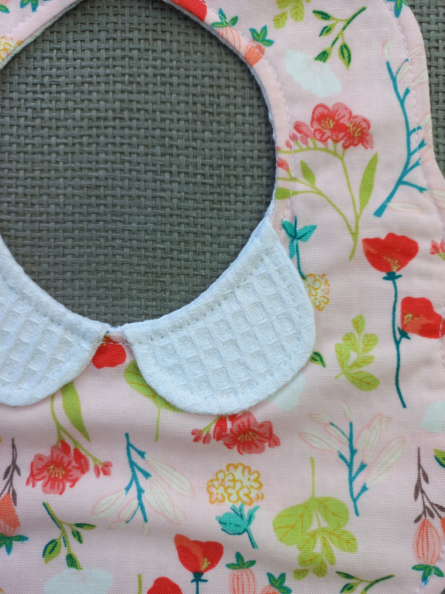 Bavoir 1er âge coquelicots et nid d'abeille