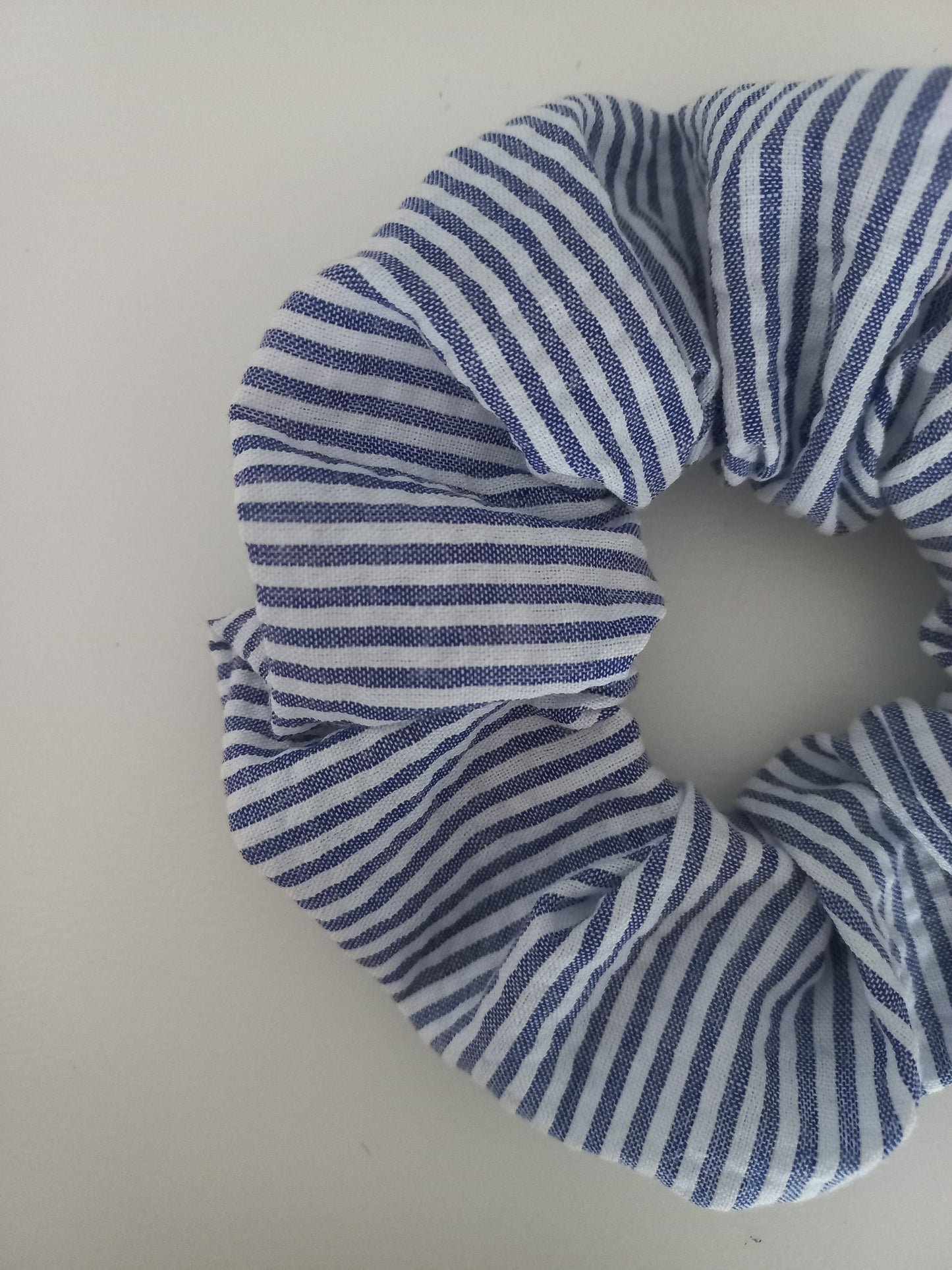 Chouchou tissu seersucker rayures blanc indigo