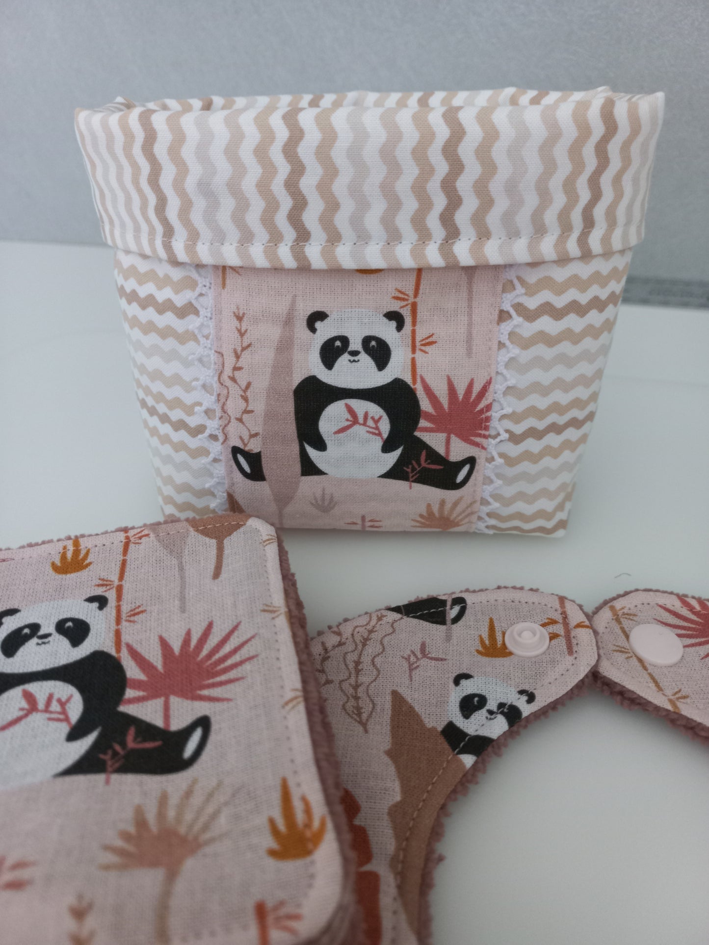 Ensemble bavoir, lingettes et panier cadeau naissance
