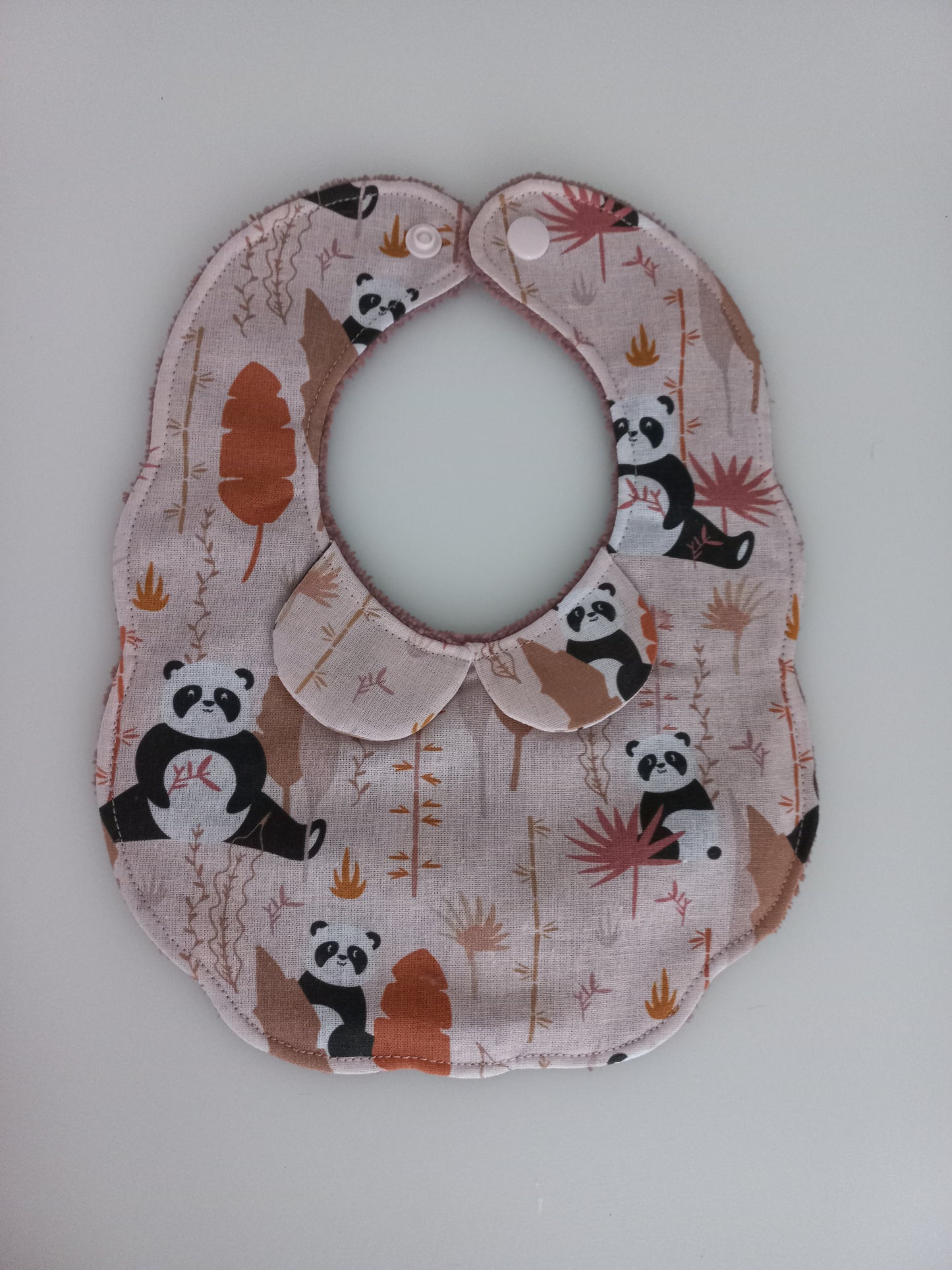 Ensemble bavoir, lingettes et panier cadeau naissance