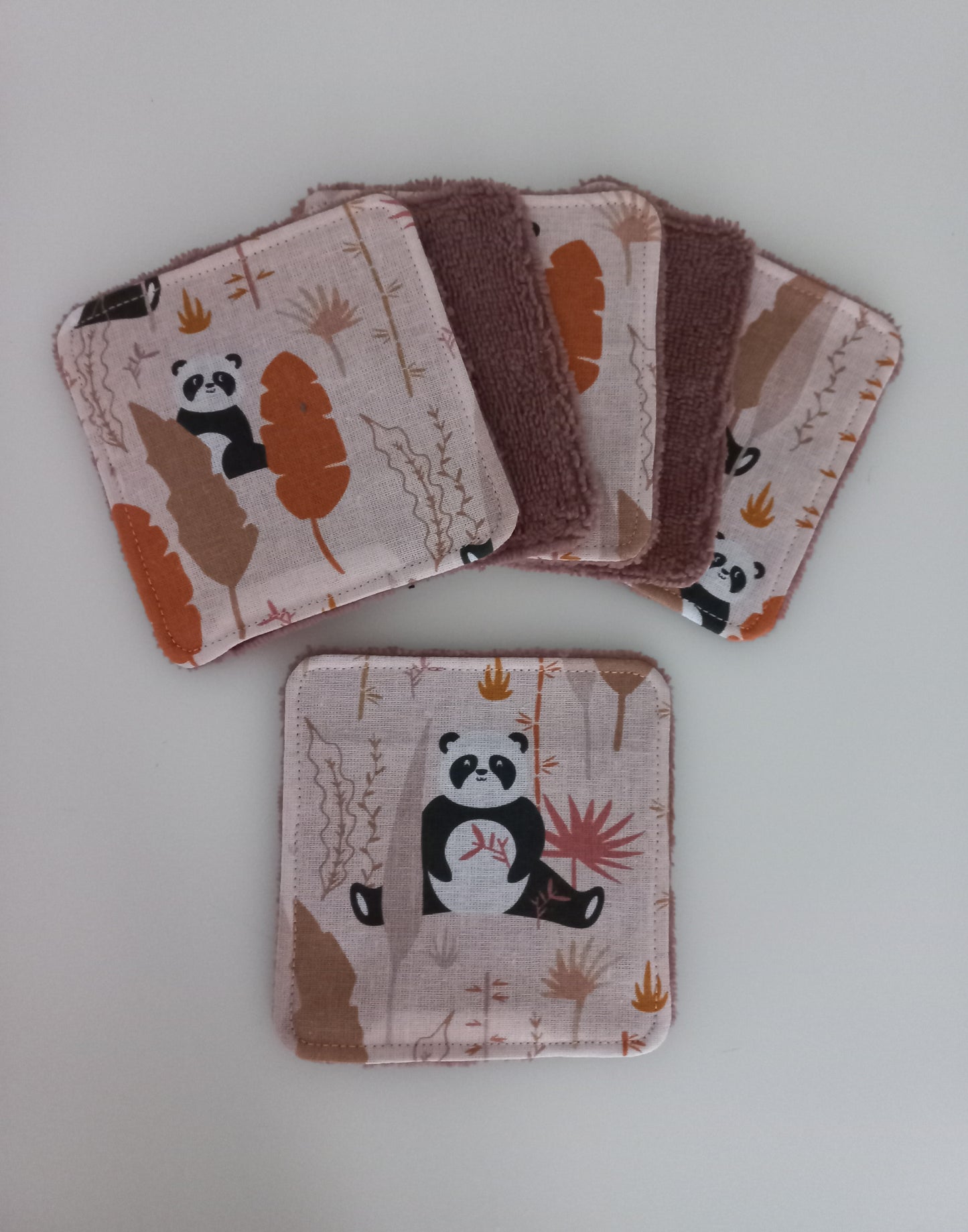 Ensemble bavoir, lingettes et panier cadeau naissance