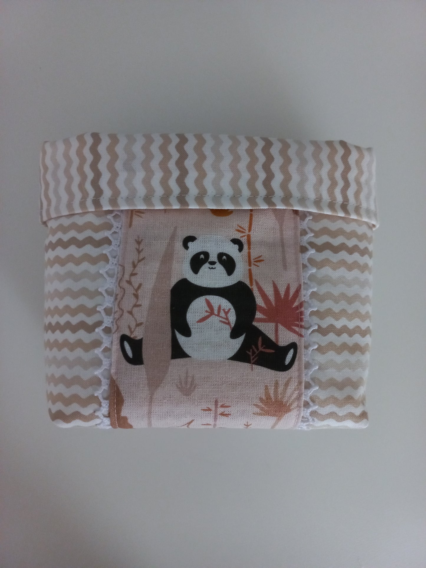 Ensemble bavoir, lingettes et panier cadeau naissance
