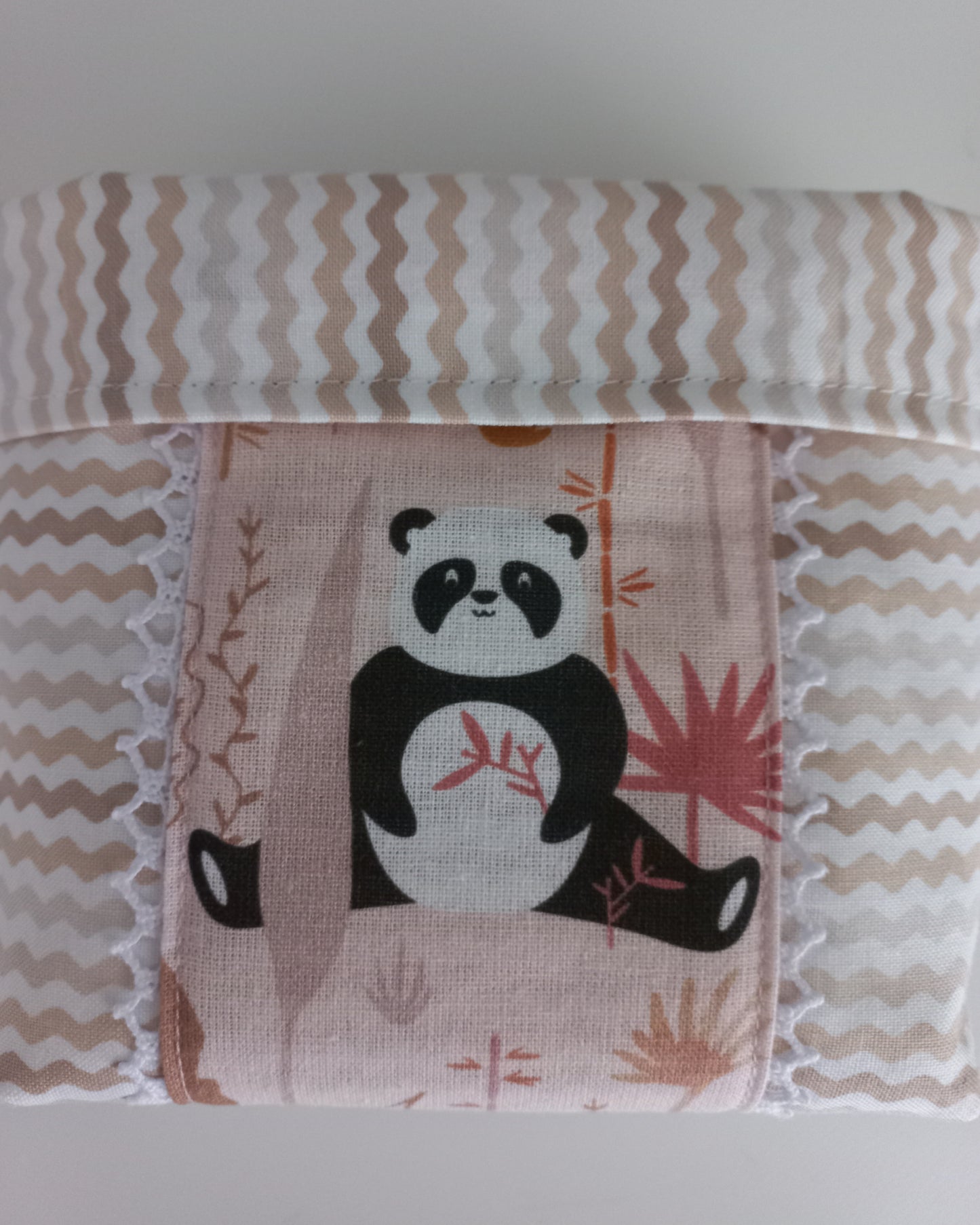 Ensemble bavoir, lingettes et panier cadeau naissance