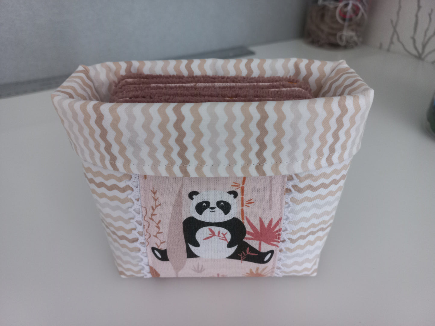 Ensemble bavoir, lingettes et panier cadeau naissance