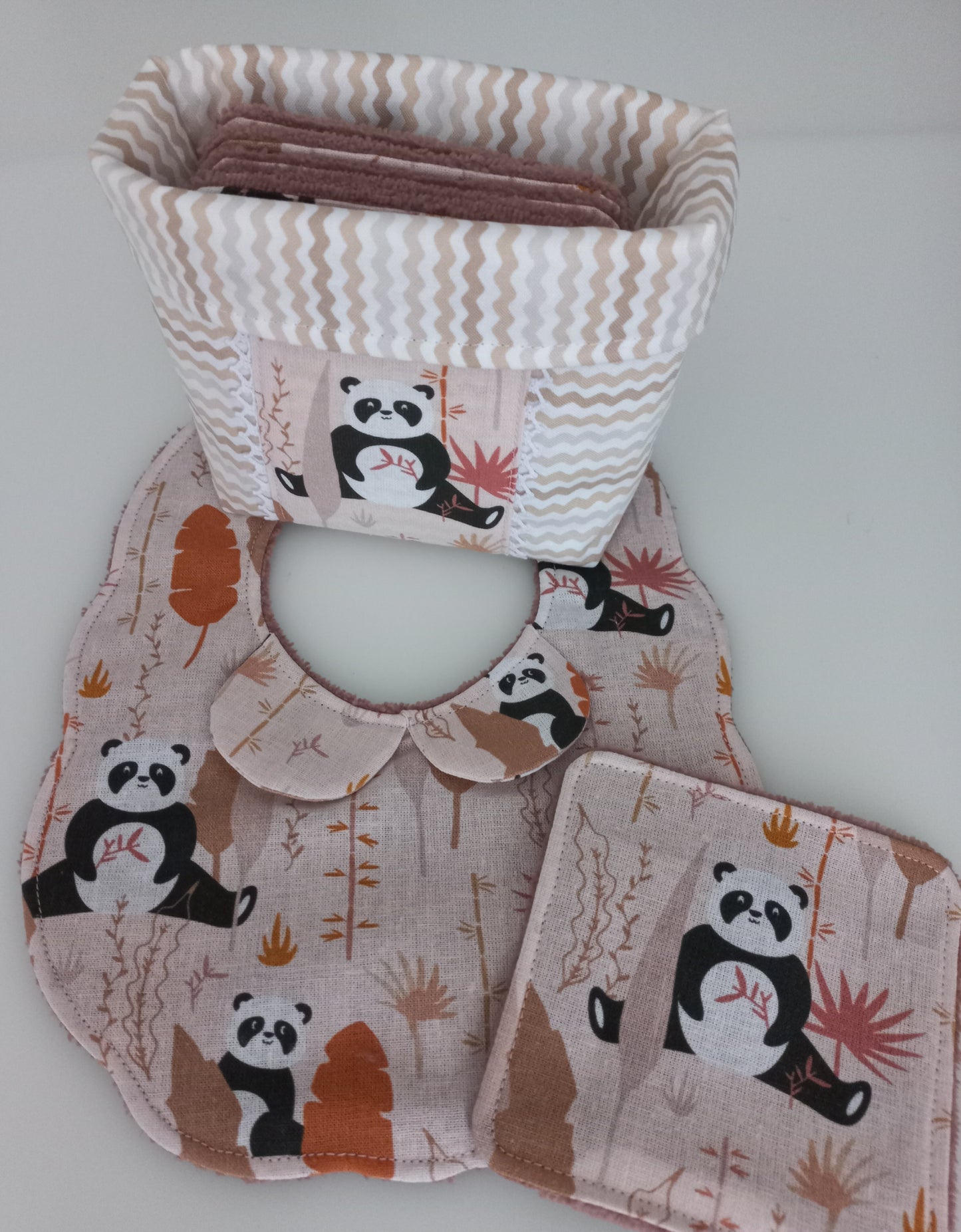 Ensemble bavoir, lingettes et panier cadeau naissance