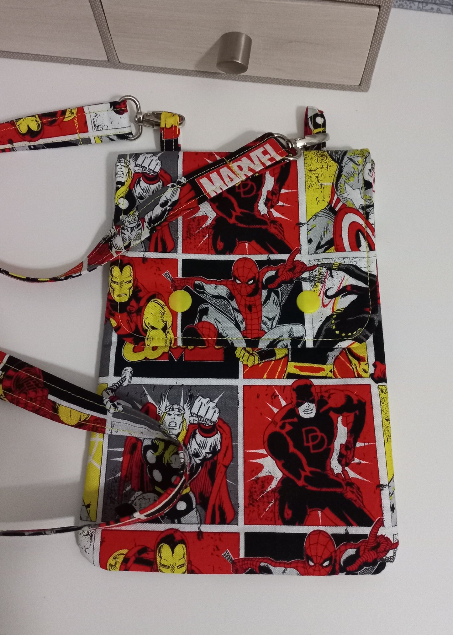 Pochette bandoulière pour smartphone