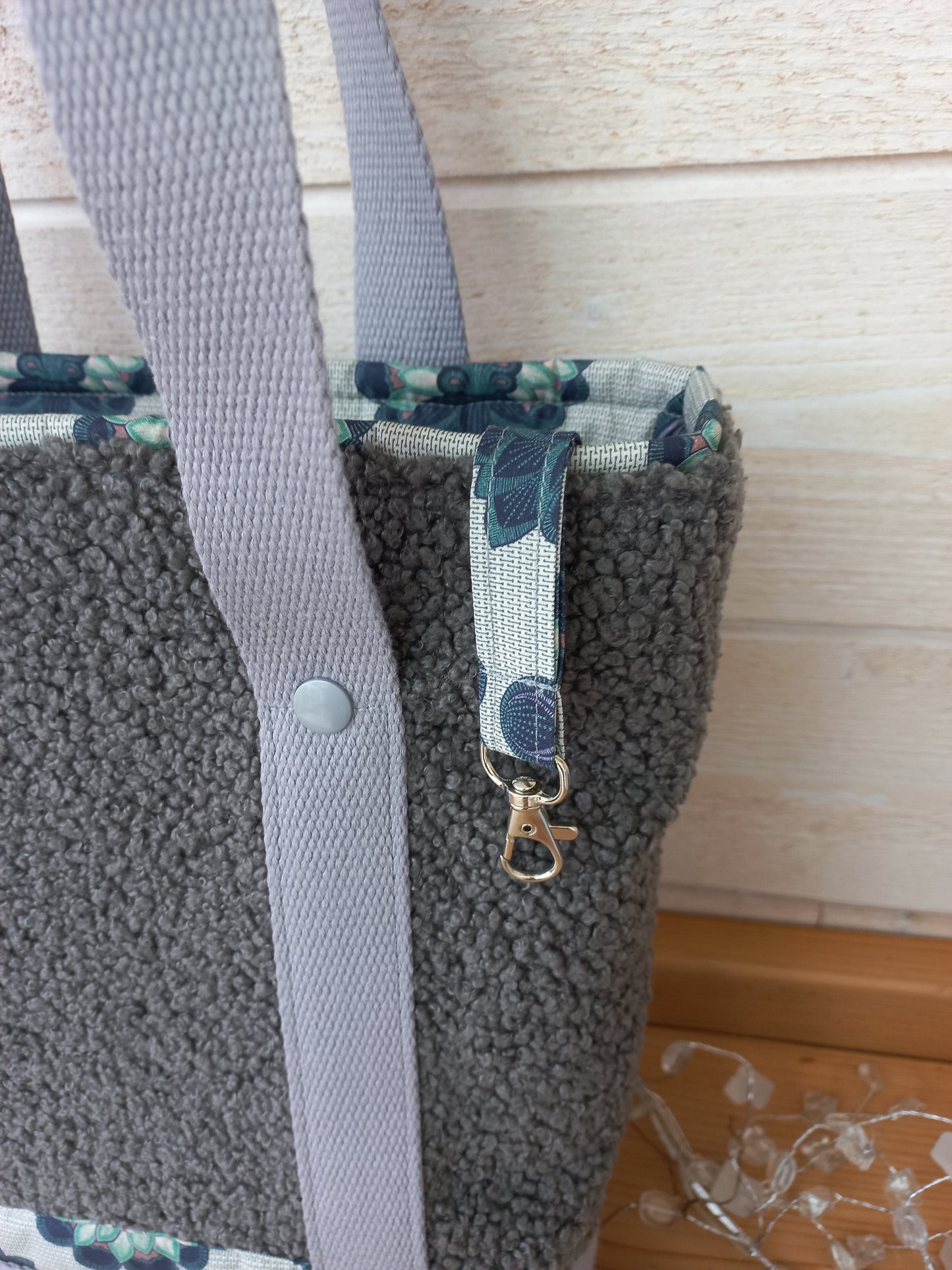Sac sherpa gris et tissu imprimé