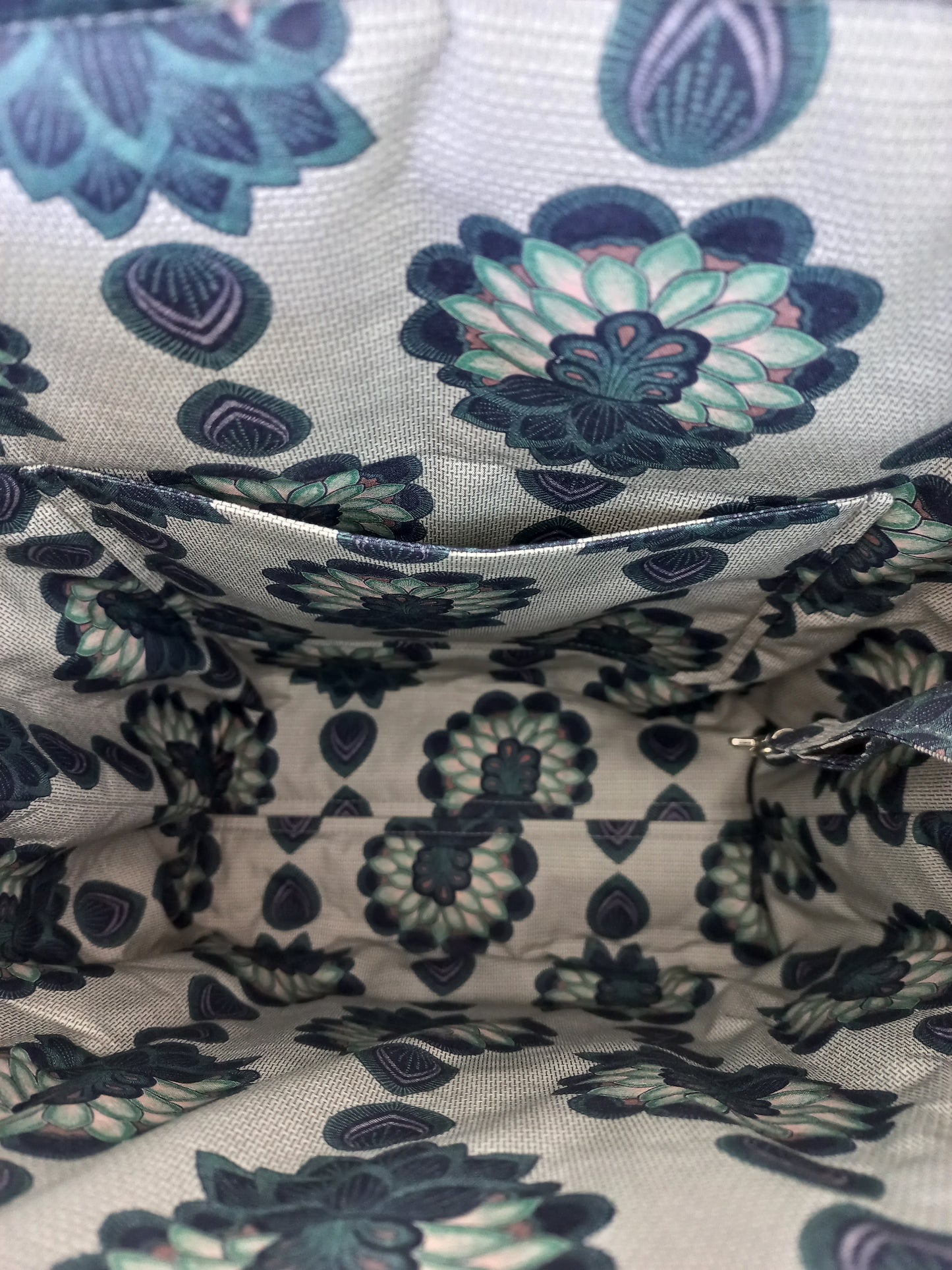 Sac sherpa gris et tissu imprimé