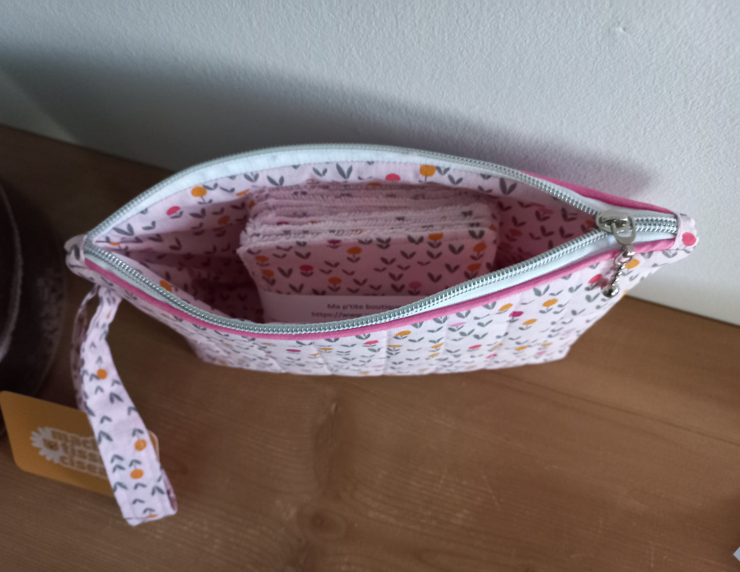 Trousse matelassée et 6 lingettes assorties