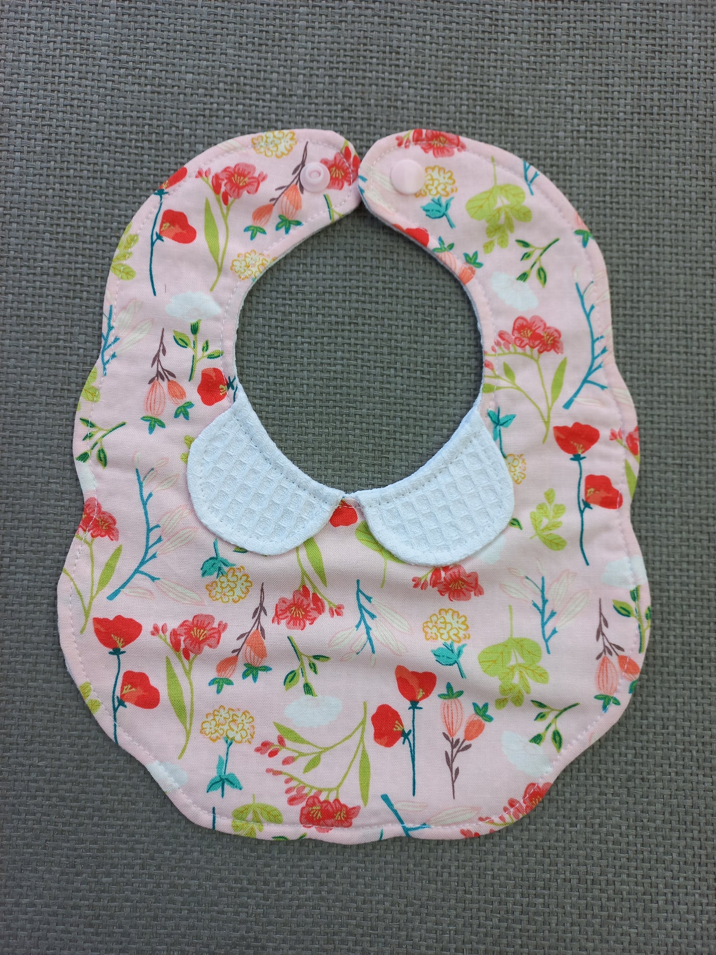 Bavoir 1er âge coquelicots et nid d'abeille