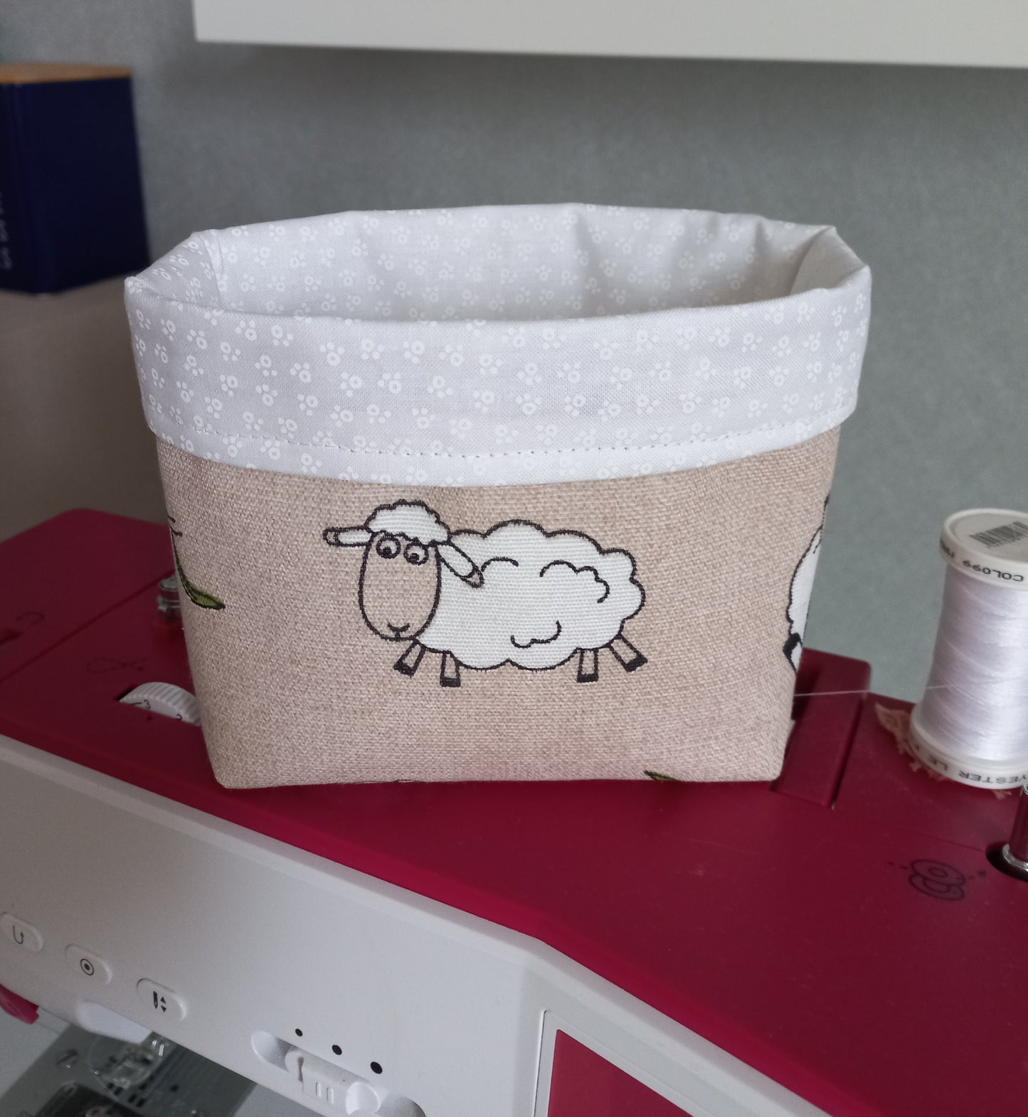 Panier imprimé moutons + 8 lingettes