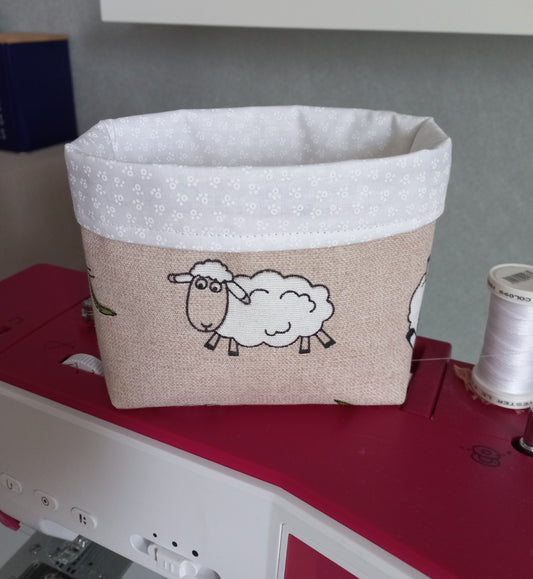 Panier imprimé moutons + 8 lingettes