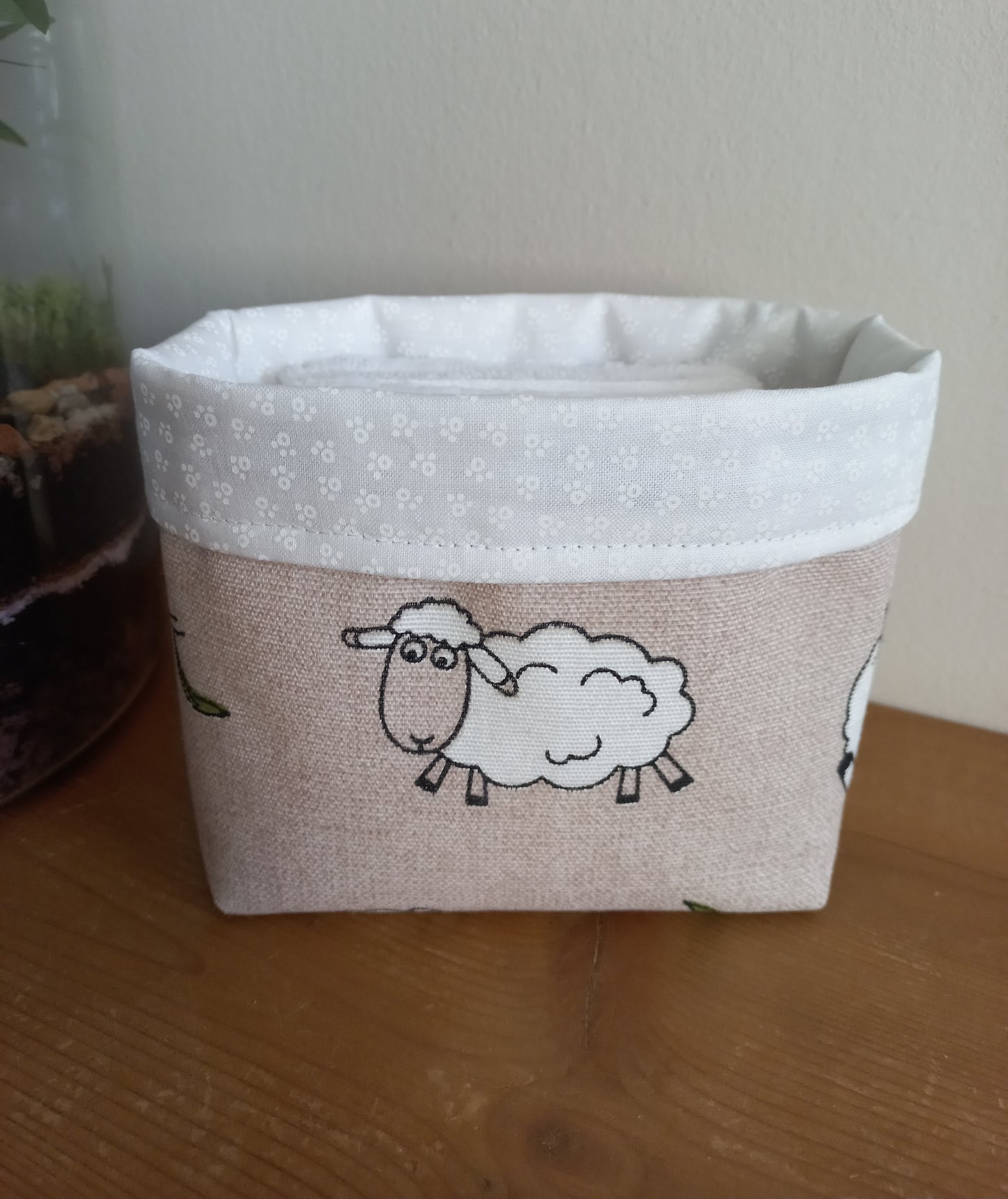Panier imprimé moutons + 8 lingettes