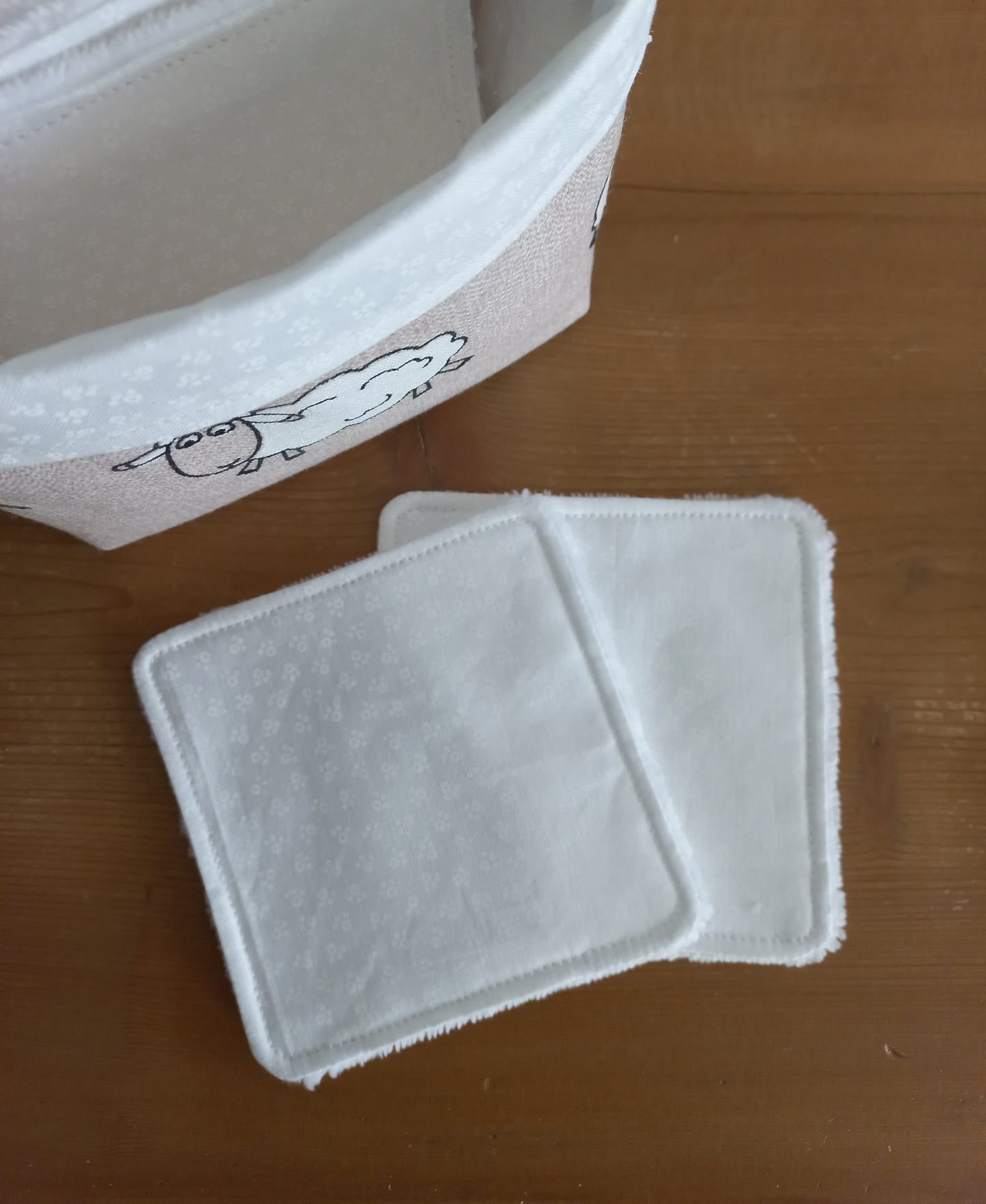 Panier imprimé moutons + 8 lingettes