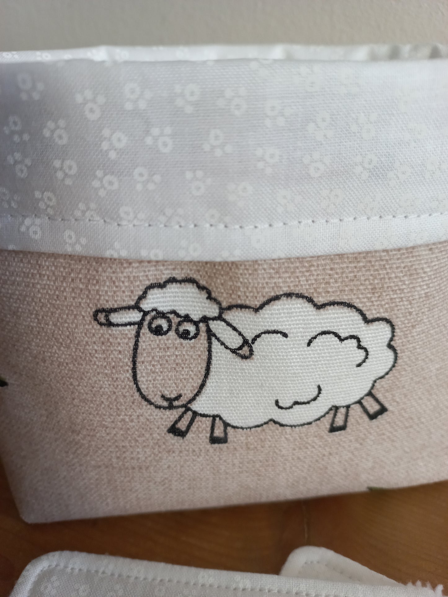 Panier imprimé moutons + 8 lingettes