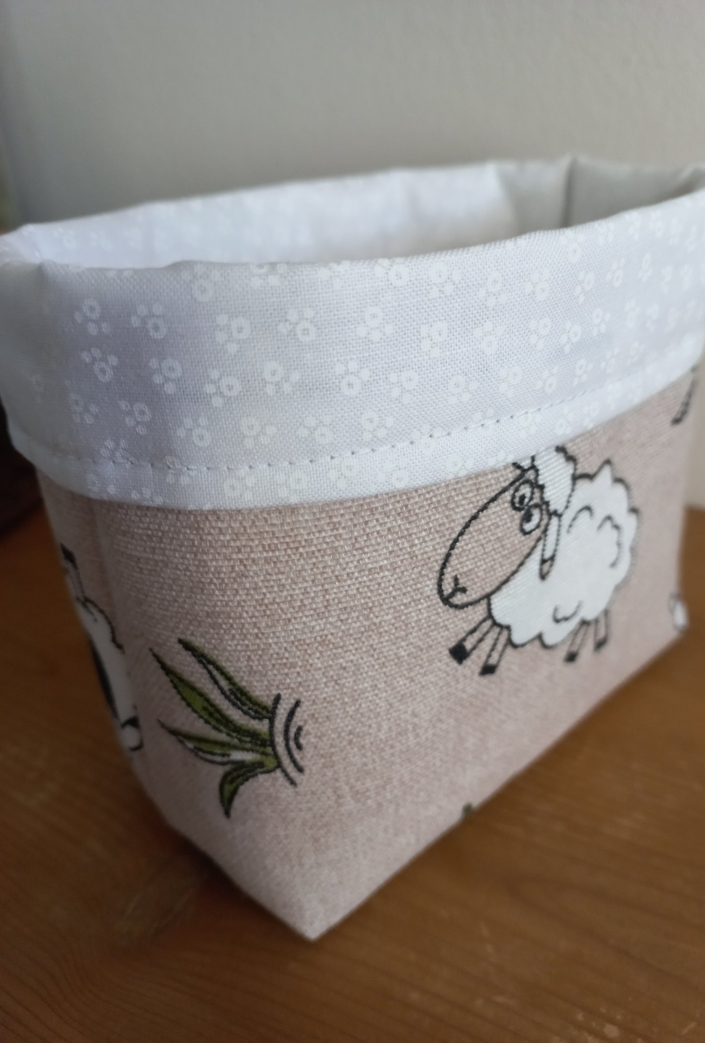 Panier imprimé moutons + 8 lingettes
