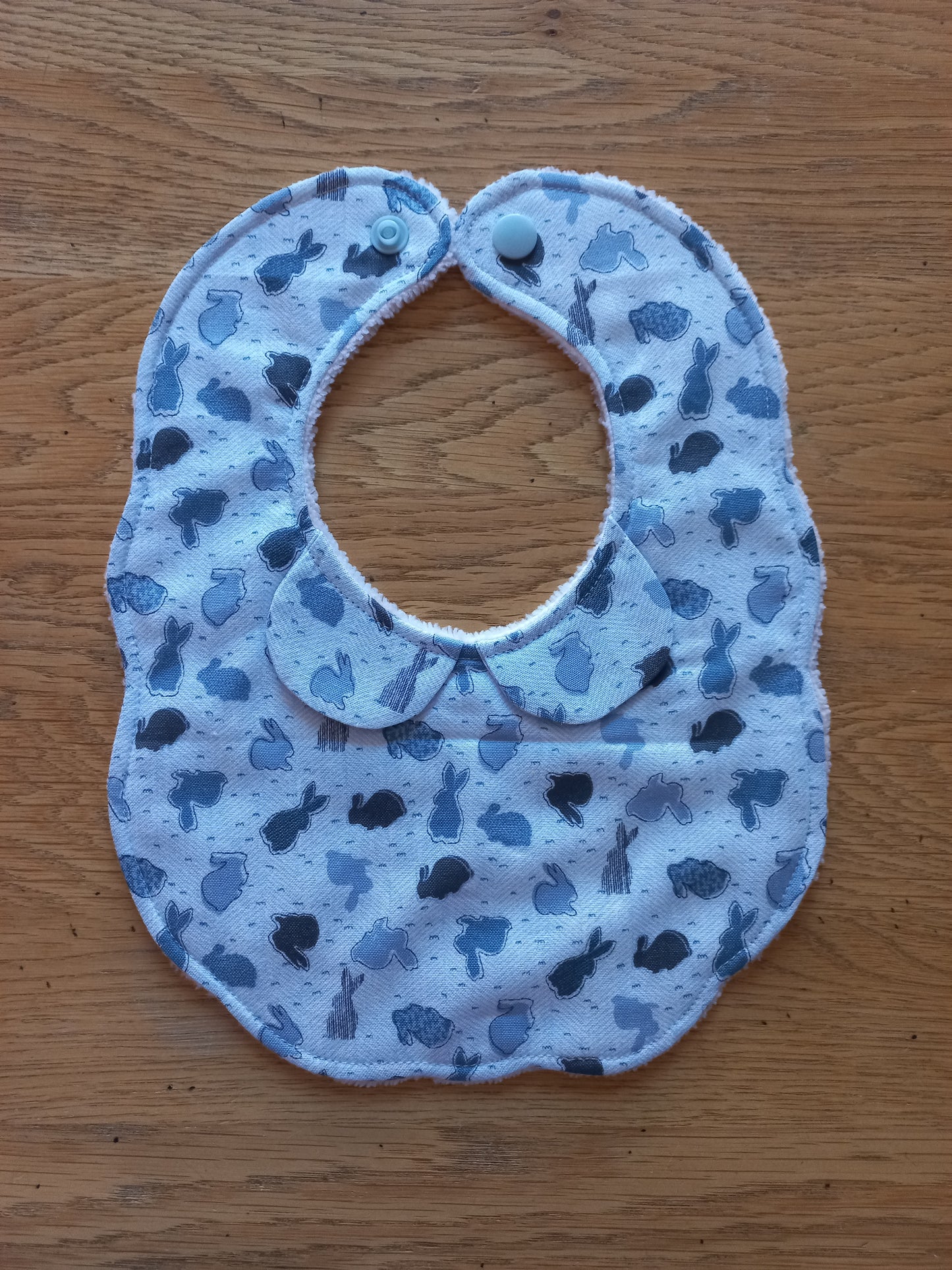 Bavoir 1er âge lapins bleus