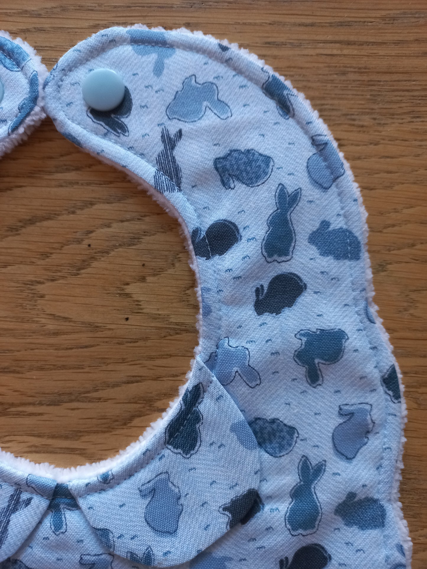 Bavoir 1er âge lapins bleus