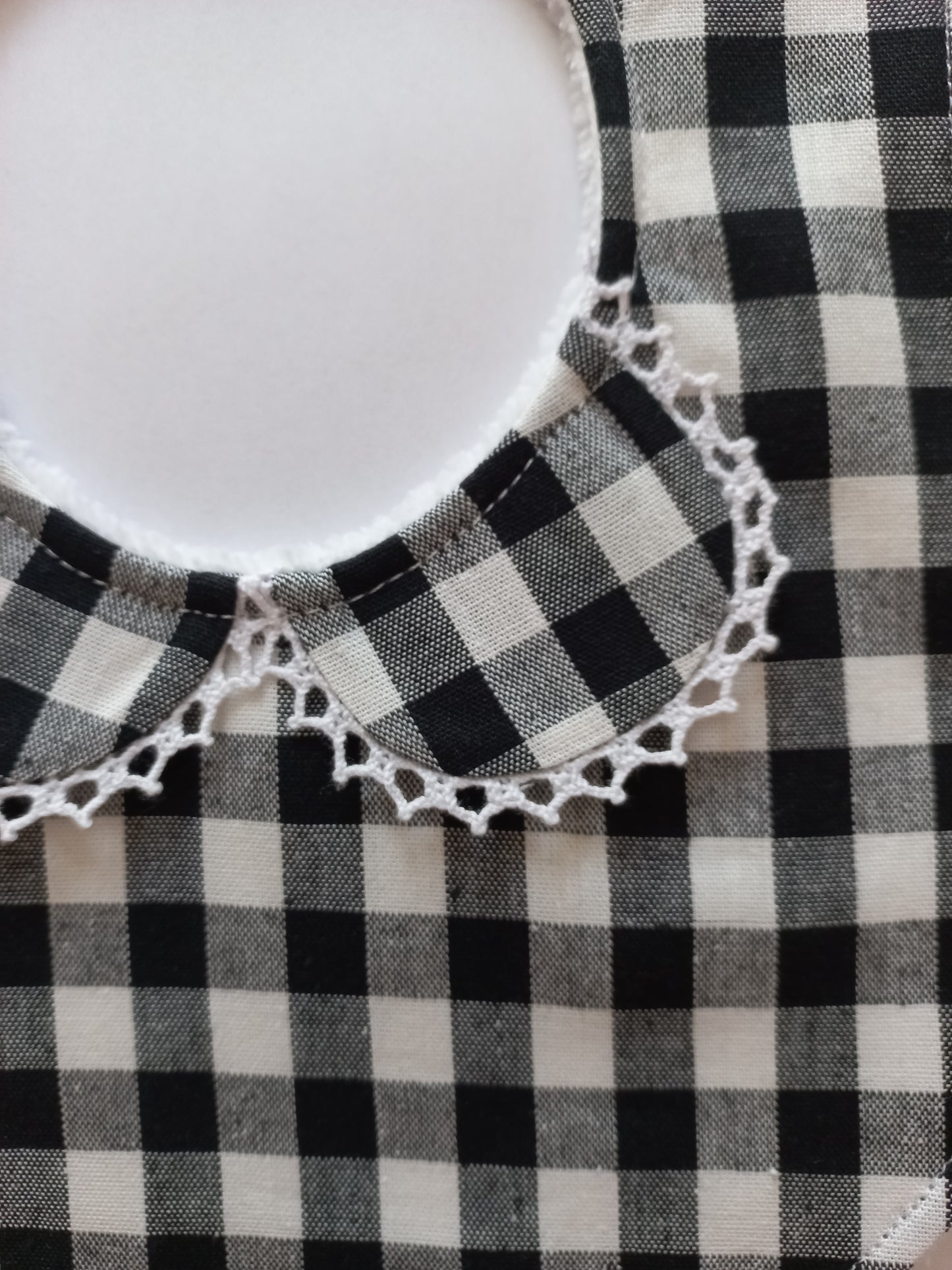 Bavoir 1er âge vichy blanc / noir et dentelle