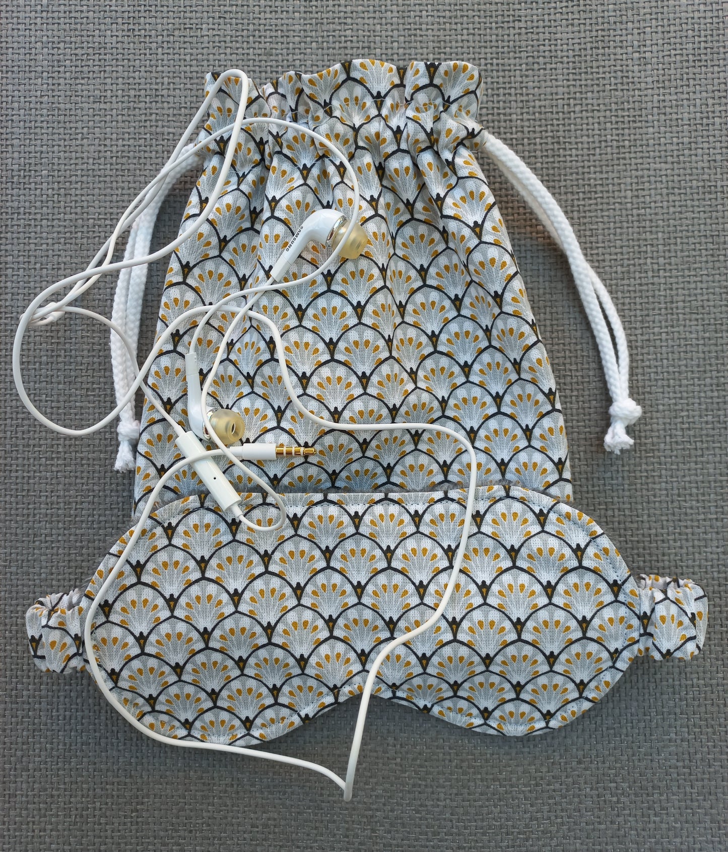 Ensemble masque de nuit et sac assortis
