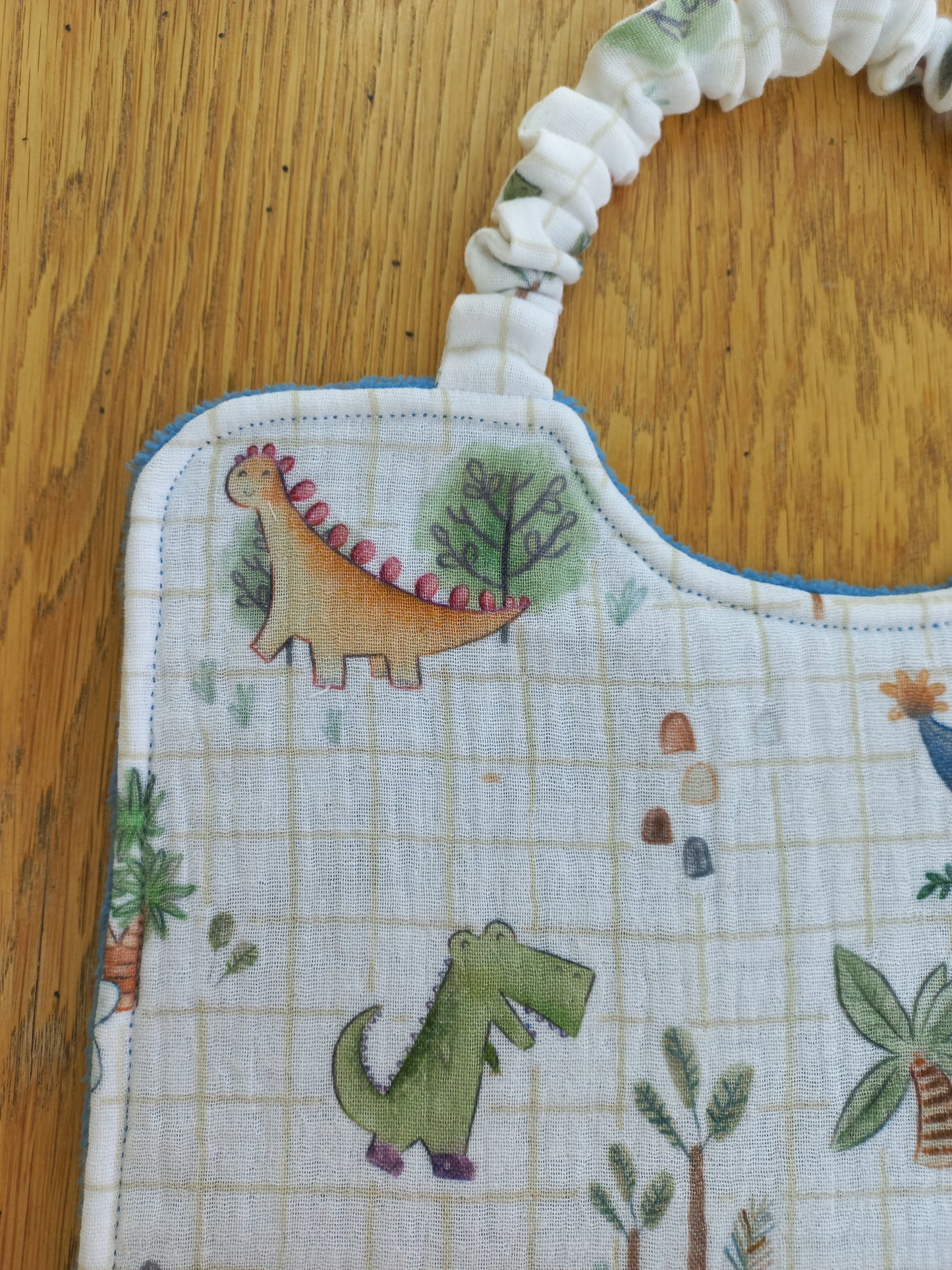 Bavoir à élastique double gaze dinosaures