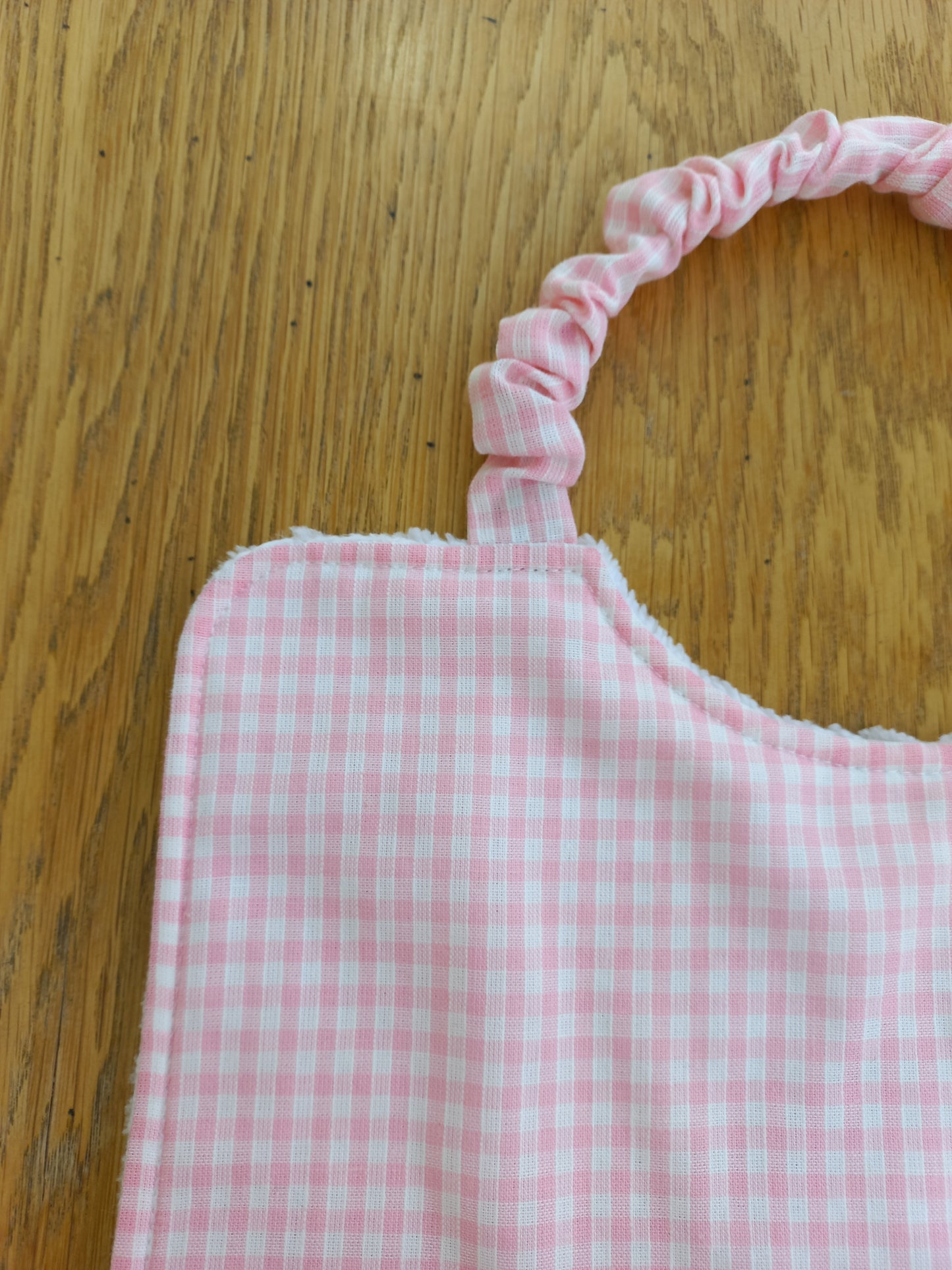 Bavoir à élastique vichy rose