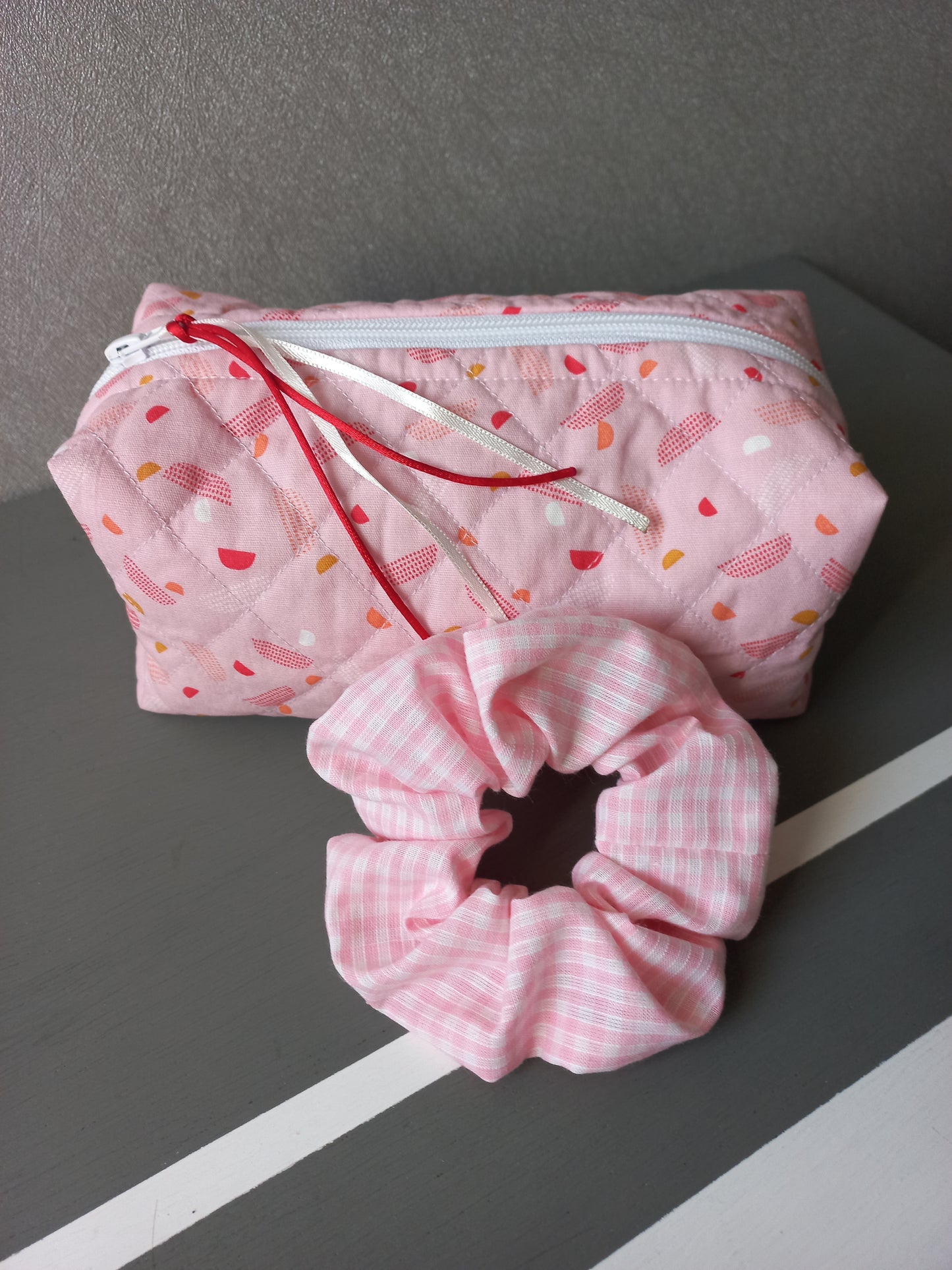 Trousse matelassée motifs géométriques roses