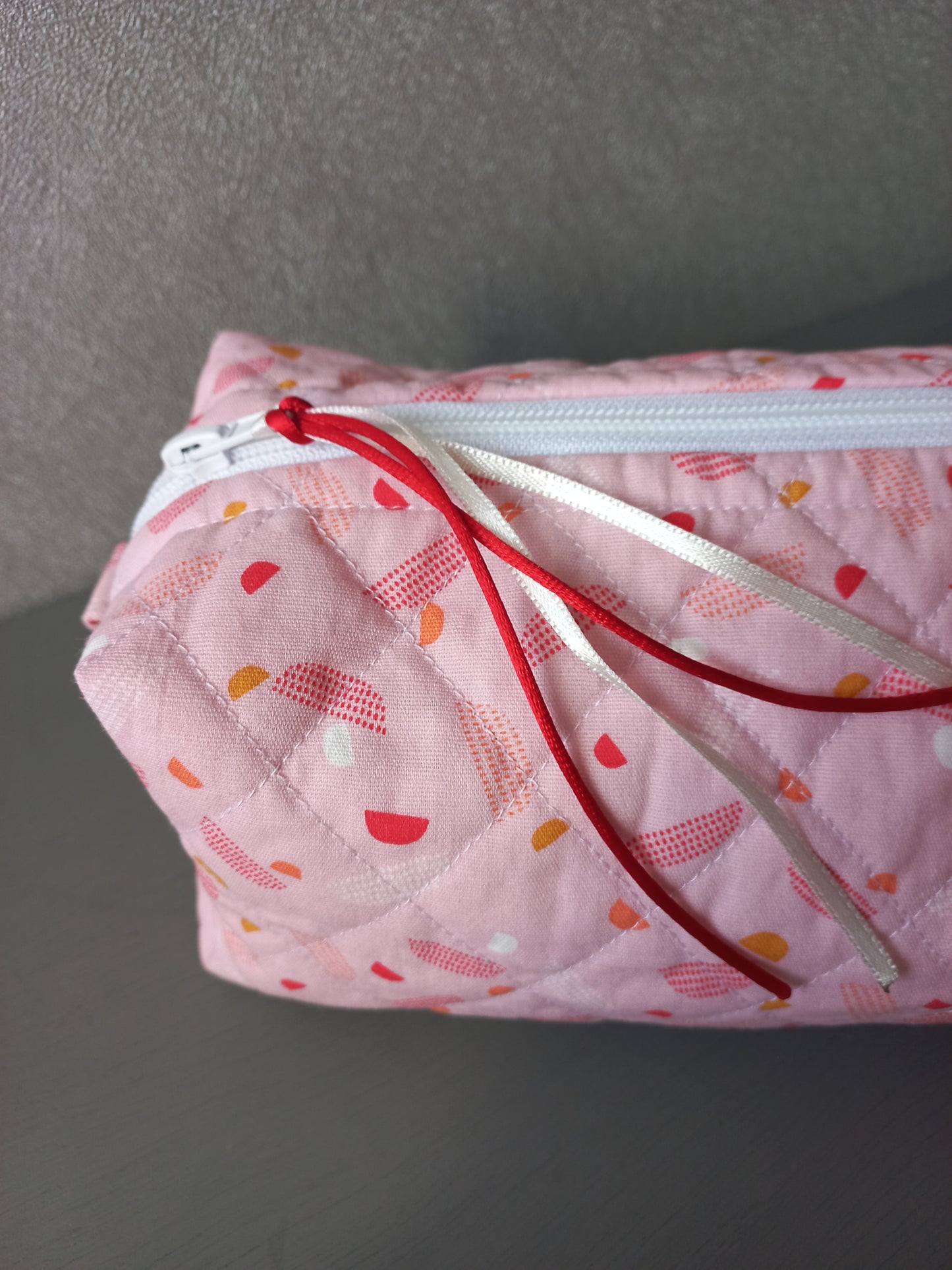 Trousse matelassée motifs géométriques roses