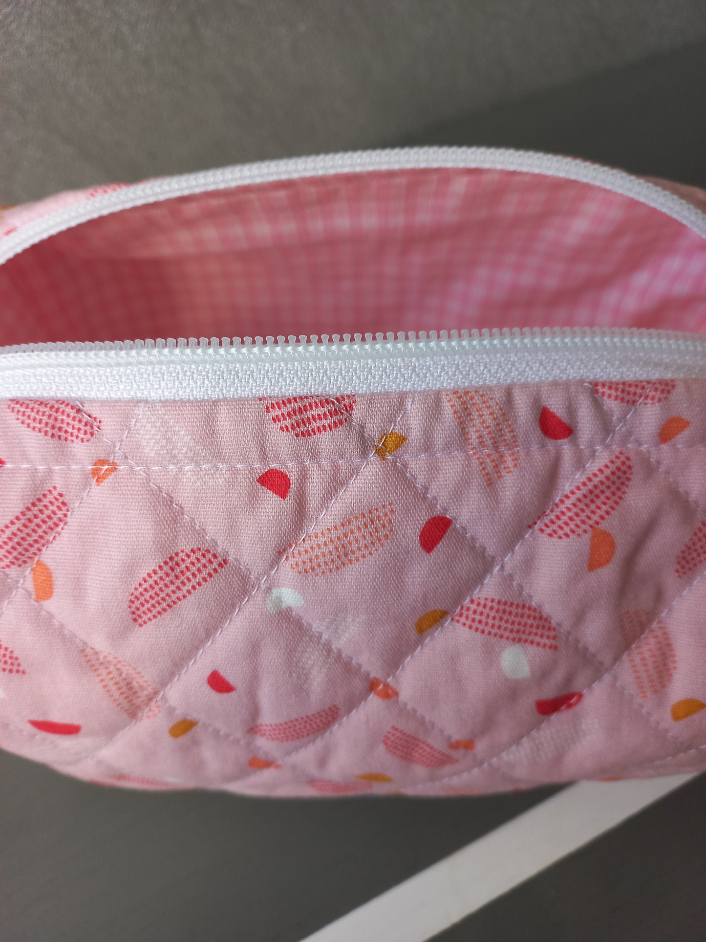 Trousse matelassée motifs géométriques roses