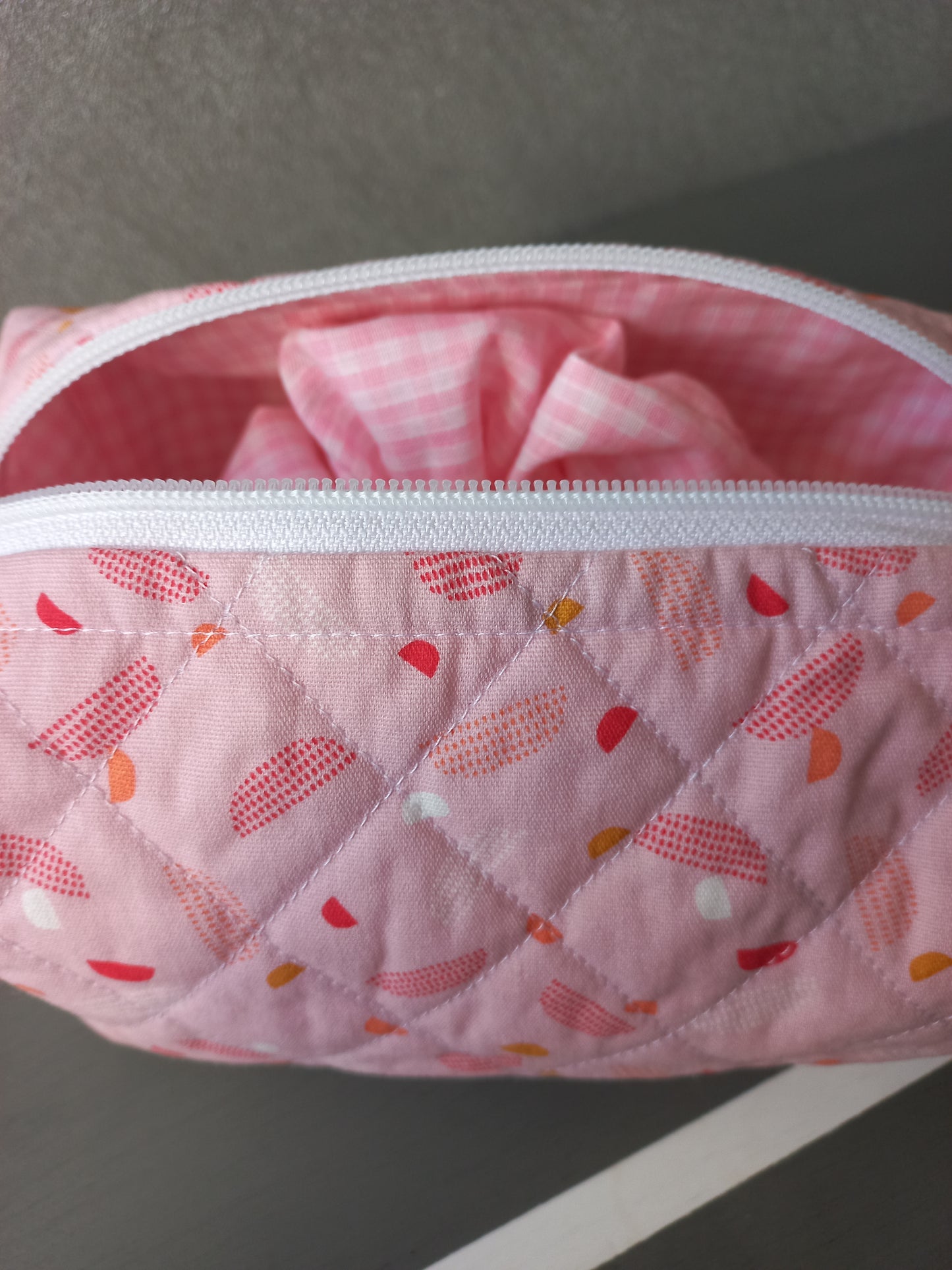 Trousse matelassée motifs géométriques roses
