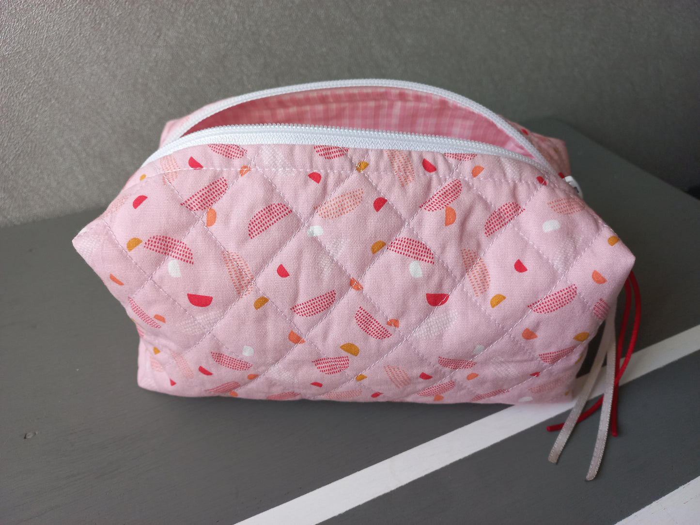 Trousse matelassée motifs géométriques roses