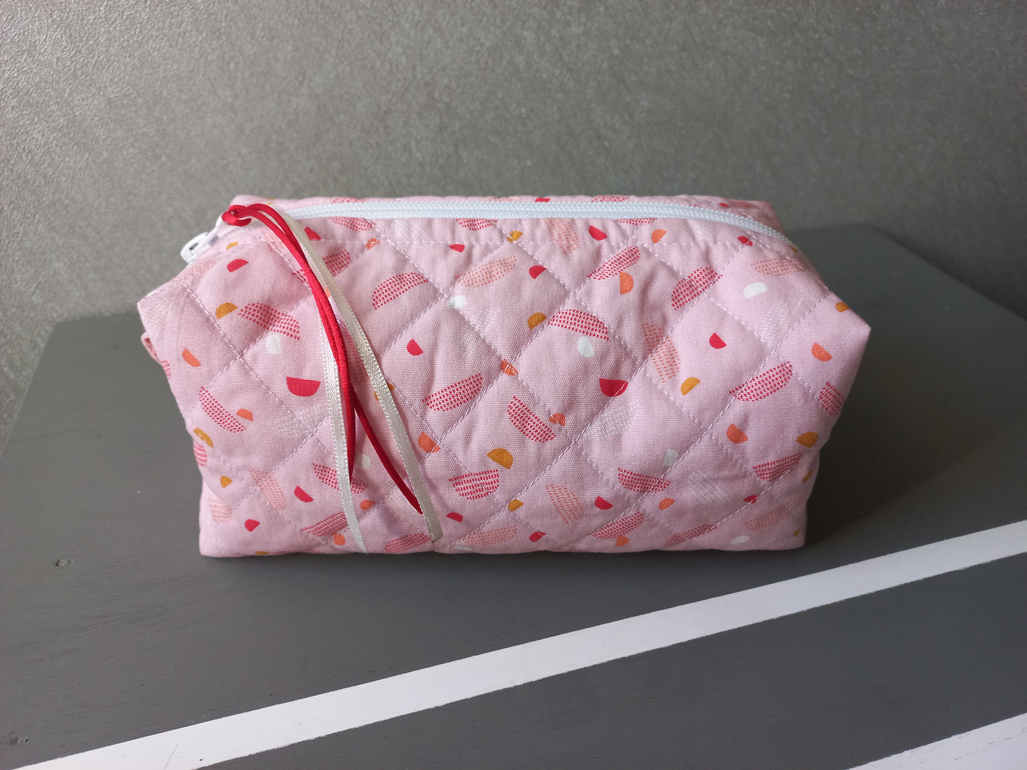 Trousse matelassée motifs géométriques roses