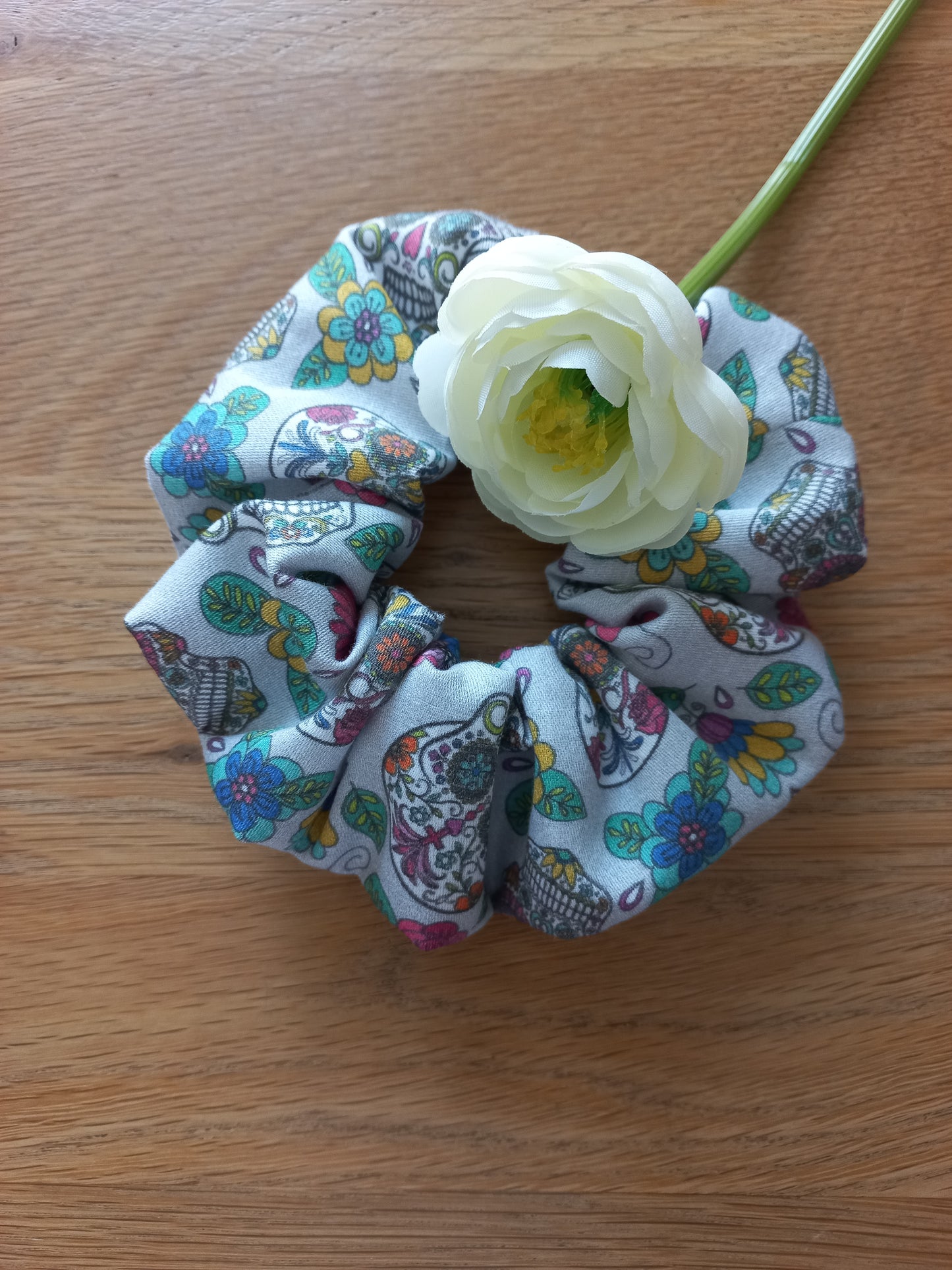 Chouchou fleurs et têtes de mort