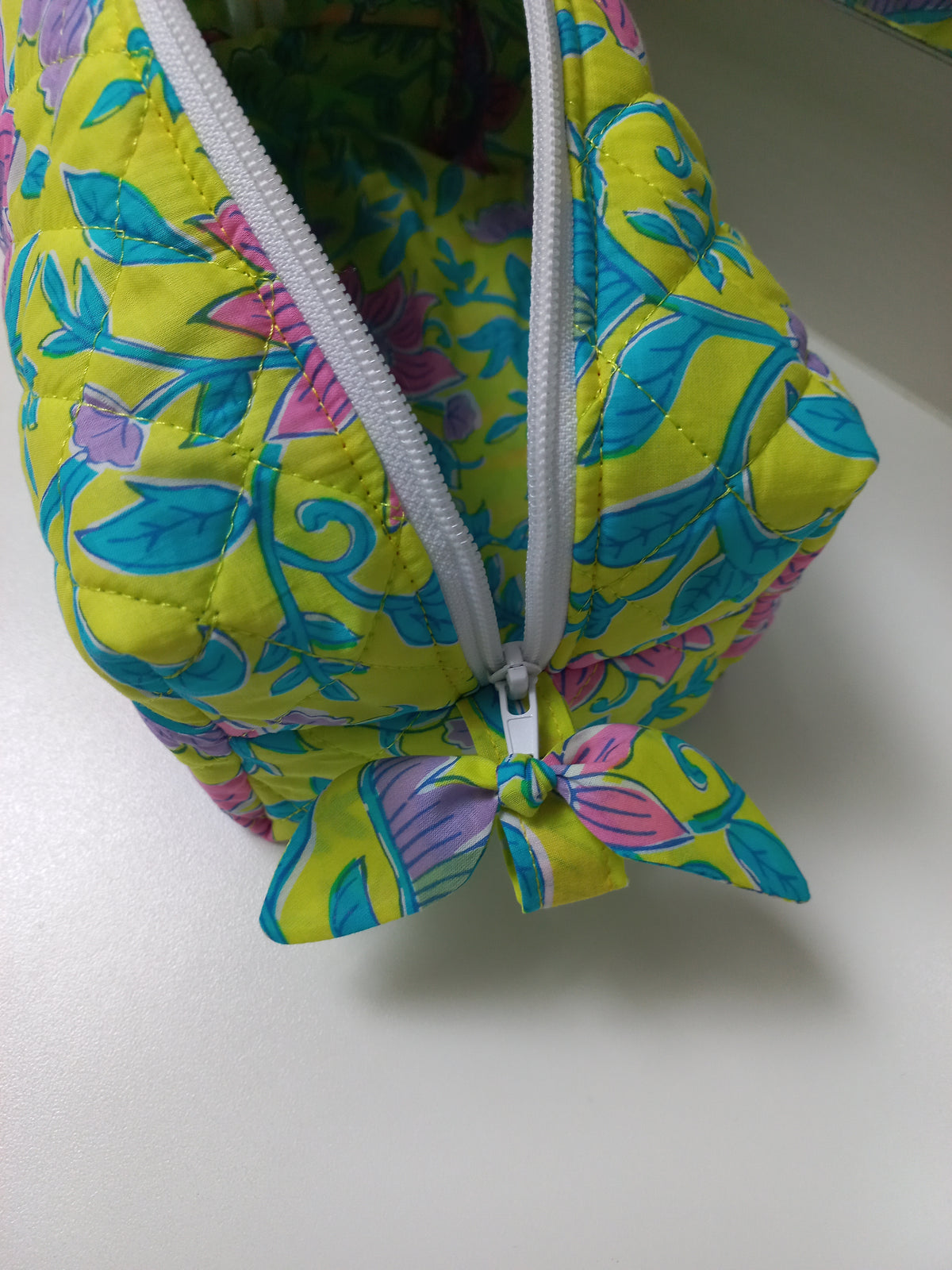 Trousse matelassée fleurs jaune citron PPMC